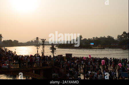 Schwere Masse, Badewanne in Ganga Fluss durch Festival in Haridwar Brücke Tempel Himmel saavan zu nehmen. Stockfoto