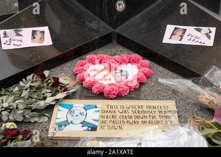 Paris, Frankreich - September 05, 2019: Statue der Freiheit Flamme, welche ein Denkmal wurde Prinzessin Diana, die in den Tunnel gestorben unter. Stockfoto