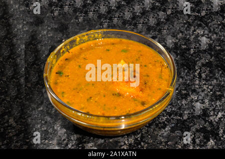 Ei Curry in der Schüssel isoliert auf schwarzem Marmor mit Chili. Stockfoto