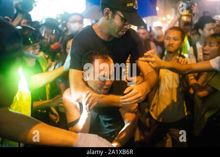 Hongkong, China. 29. September 2019. Illegale März von Tausenden von pro-demokratischen Befürworter von Causeway Bay zu Ämtern in der Admiralität. Polizei erfolglos versucht, März an den Start mit Tränengas beschossen und Raufereien zu stoppen. März markiert den fünften Jahrestag des Beginns der Regenschirm Bewegung. Oic. Mann dachte an pro Peking durch die Volksmenge angegriffen werden. Iain Masterton/Alamy Leben Nachrichten. Stockfoto