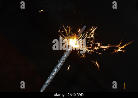 Indische Dame Spielen mit Feuer Cracker mit Rose und Kerze auf indischen Festival diwali deepawali mit Feuer am Tisch isoliert Stockfoto