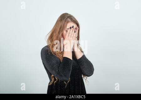 Mädchen braun in schwarzen Haaren über isoliert weißer Hintergrund zeigt Emotionen Stockfoto