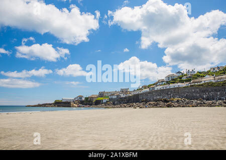 Das malerische Fischerdorf Coverack Cornwall, UK mit dem weißen Sandstrand und malerischen, Coastal Cottages, die entlang der Küste von dieser Bevölkerung Stockfoto