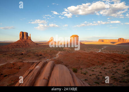 Monument Valley ist eine Region des Colorado Plateaus zeichnet sich durch ein Cluster von großen Sandstein Buttes, die größte über der Talsohle zu erreichen. Stockfoto