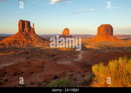 Monument Valley ist eine Region des Colorado Plateaus zeichnet sich durch ein Cluster von großen Sandstein Buttes, die größte über der Talsohle zu erreichen. Stockfoto