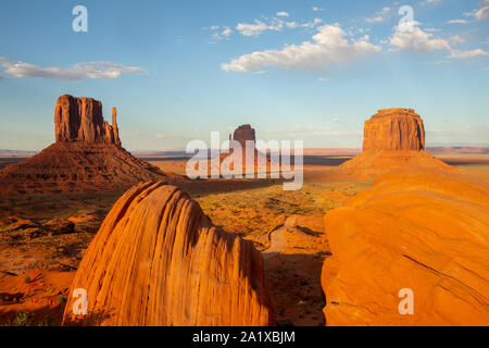 Monument Valley ist eine Region des Colorado Plateaus zeichnet sich durch ein Cluster von großen Sandstein Buttes, die größte über der Talsohle zu erreichen. Stockfoto