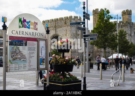 Informationen und Karte der historischen Stadt im Castle Square, Caernarfon, Gwynedd, Wales, Großbritannien, Großbritannien Stockfoto