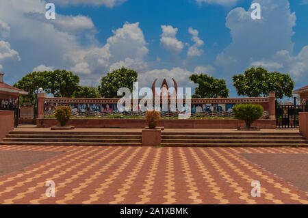 Eine Ansicht von kishor Kumar Denkmal am khandwa, Madhya Pradesh, Indien. schönen blauen Himmel mit Wolken. Stockfoto