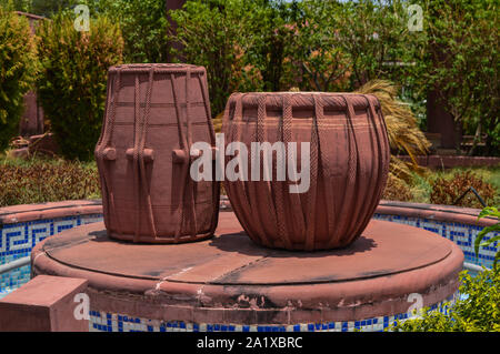 Ein Stein instrument Tabla, an kishor Kumar Denkmal am khandwa, Madhya Pradesh, Indien. Stockfoto