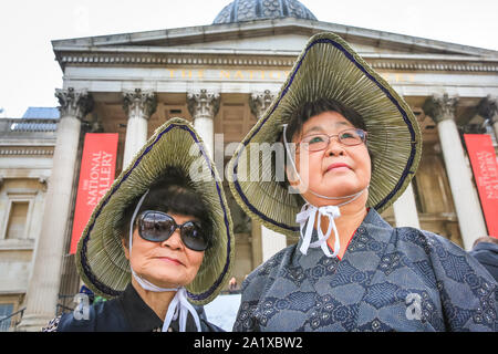 London, UK, 29. Sep 2019. Zwei Damen, die Pose in der traditionellen japanischen Outfits. Die jährlichen Japan Matsuri Festival findet auf dem Trafalgar Square mit bunten Performances, Kampfkunst und ein Programm der Kultur Veranstaltungen und Stände für die Besucher zu genießen. Stockfoto