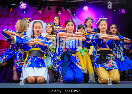 London, UK, 29. Sep 2019. Mitglieder von Brighton und Hove Japanischen Club führen einen Tanz zu Kyoki Ranbu. Die jährlichen Japan Matsuri Festival findet auf dem Trafalgar Square mit bunten Performances, Kampfkunst und ein Programm der Kultur Veranstaltungen und Stände für die Besucher zu genießen. Stockfoto