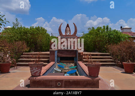 Eine Ansicht von kishor Kumar Denkmal am khandwa, Madhya Pradesh, Indien. schönen blauen Himmel mit Wolken. Stockfoto