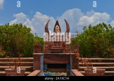 Eine Ansicht von kishor Kumar Denkmal am khandwa, Madhya Pradesh, Indien. schönen blauen Himmel mit Wolken. Stockfoto