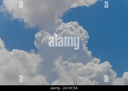 Einen schönen blauen Himmel bei kishor Kumar Denkmal am khandwa, Madhya Pradesh, Indien. Stockfoto