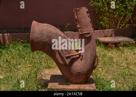 Ein Stein Instrument kishor Kumar Denkmal am khandwa, Madhya Pradesh, Indien. Stockfoto