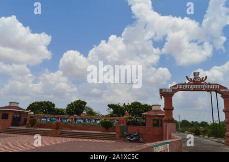 Eine Ansicht von kishor Kumar Denkmal am khandwa, Madhya Pradesh, Indien. schönen blauen Himmel mit Wolken. Stockfoto