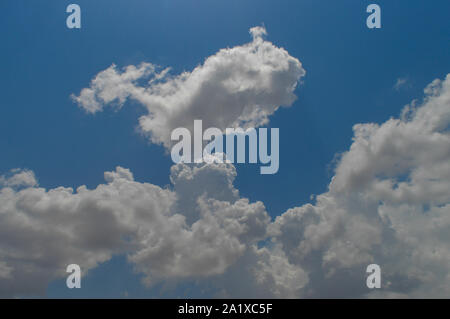 Einen schönen blauen Himmel bei kishor Kumar Denkmal am khandwa, Madhya Pradesh, Indien. Stockfoto