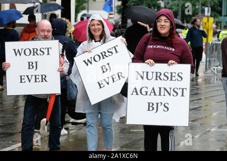 Manchester, Großbritannien. Sonntag, 29. September 2019. Demonstranten vor dem Parteitag der Konservativen Partei am Eröffnungstag der Tory Ereignis. Foto Steven Mai/Alamy leben Nachrichten Stockfoto