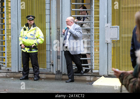 Manchester, Großbritannien. Sonntag, 29. September 2019. Die Teilnehmer verlassen die innere sichere Zone vor dem Parteitag der Konservativen Partei am Eröffnungstag der Tory Ereignis. Foto Steven Mai/Alamy leben Nachrichten Stockfoto