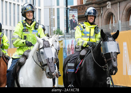 Manchester, Großbritannien. Sonntag, 29. September 2019. Polizisten auf Pferden Patrouille der Bereich außerhalb des Midland Hotel auf dem Parteitag der Konservativen Partei am Eröffnungstag der Tory Ereignis. Foto Steven Mai/Alamy leben Nachrichten Stockfoto