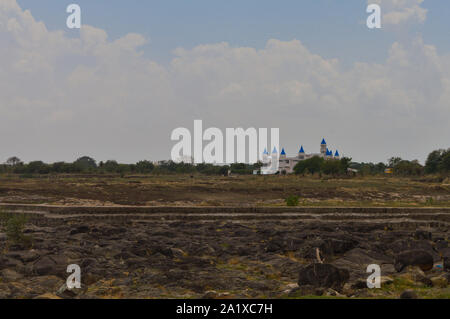 Eine Ansicht von kishor Kumar Denkmal am khandwa, Madhya Pradesh, Indien. schönen blauen Himmel mit Wolken. Stockfoto