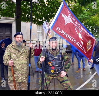 Pensionierte Soldaten und Verbündeten protestiert vor dem Parteitag der Konservativen in Manchester, Großbritannien, am 29. September, 2019. Sie fordern, dass die Anklage des Oldier F' für die blutigen Sonntag Todesfälle gesunken ist. Der Protest wurde von Millionen Veteranen März für die Oldaten A bis Z' organisiert. Stockfoto