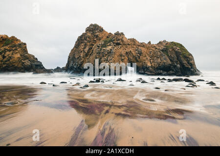 Pfeiffer Beach ist eine felsige coastling Big Sur an der Westküste von Kalifornien. Tourismus, Reisen, USA, Vereinigte Staaten von Amerika, der pazifischen Insel, b Stockfoto