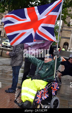 Pensionierte Soldaten und Verbündeten protestiert vor dem Parteitag der Konservativen in Manchester, Großbritannien, am 29. September, 2019. Sie fordern, dass die Anklage des Oldier F' für die blutigen Sonntag Todesfälle gesunken ist. Der Protest wurde von Millionen Veteranen März für die Oldaten A bis Z' organisiert. Stockfoto