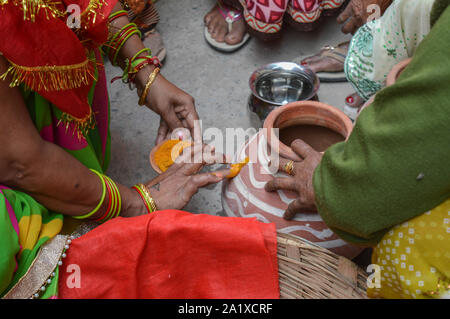 Lady, Gelbwurz auf Lehm Topf in indische Hochzeiten. Stockfoto