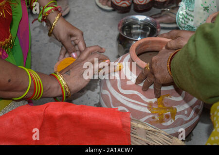 Lady, Gelbwurz auf Lehm Topf in indische Hochzeiten. Stockfoto