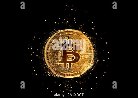 Bitcoin sind Risse auf schwarzem Hintergrund. Stockfoto
