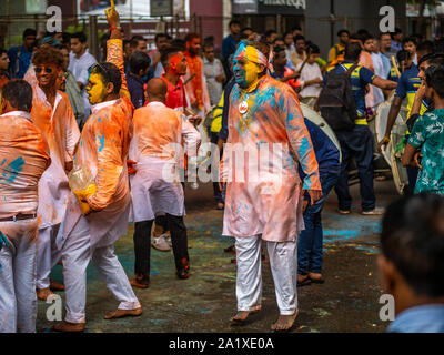 Mumbai, Indien - September 12,2019: Devotees tanzen adieu zu Lord Ganesha in Mumbai zu Angebot während Ganesh Visarjan, die das Ende der 10-tägigen markiert. Stockfoto