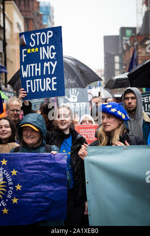 Manchester, Großbritannien. 29. September 2019. Tausende von Stop-Brexit Demonstranten zogen durch die Stadt und vorbei an dem Parteitag der Konservativen Partei an diesem Nachmittag. Reject-Brexit Unterstützer aus dem ganzen Land kamen in Reaktion auf die Wut spüren auf die aktuelle politische Situation rund um Brexit. Andy Barton/Alamy leben Nachrichten Stockfoto