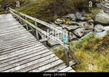 Holzsteg und Wanderweg im Cairngorms National Park. Angus, Schottland, Großbritannien. Stockfoto