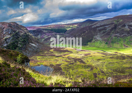 Carlochy See und Berg scharf, in der Ferne. Angus, Schottland, Großbritannien. Cairngorms National Park. Stockfoto