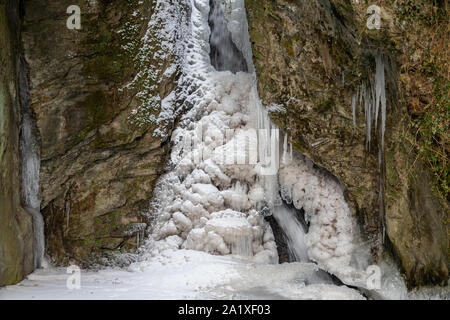 Eis Strukturen, Eiszapfen am Tiefenbach Wasserfall in Bernkastel-Kues an der Mosel Stockfoto