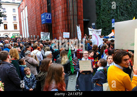 Massen von Pole marschierte über Straßen von der Krakauer Altstadt in einem Protest als Teil des globalen Klimawandels Streik organisiert, in Krakau am 27. September, 2019 in Stockfoto