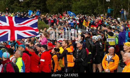 UK Sport Kultur: 28. September 2019 Yorkshire - Zuschauer füllen die Straßenränder auf Elite der Frauen Straße Rennen der UCI ROAD WORLD CHAMPIONSHIPS - Massen auf Norwood Rand klettern (Lizzie Deignan Nr. 62 oben rechts) 28. September 2019 Stockfoto