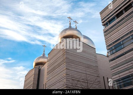 Die Dreifaltigkeitskirche ist eine Orthodoxe Kathedrale vom französischen Architekten Jean-Michel Wilmotte, gekrönt von fünf goldenen Zwiebeltürmen der orthodoxen Kreuze. Stockfoto