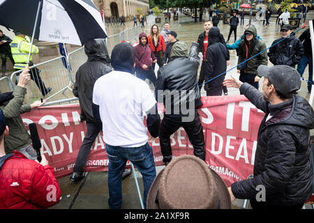 Manchester, Großbritannien. 29. September 2019. Pro-Brexit Demonstranten mit Anti-fashists vor dem Parteitag der Konservativen Partei zusammengestoßen. Andy Barton/Alamy leben Nachrichten Stockfoto