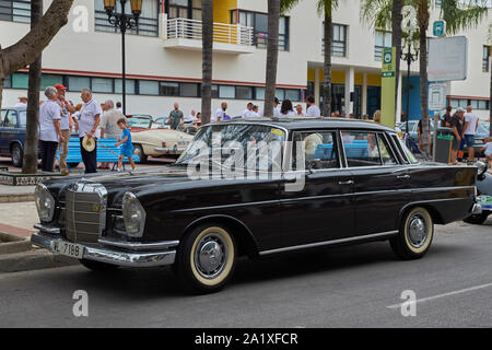 Mercedes 220 SE (W 111). Classic Car Meeting in Torremolinos, Málaga, Spanien. Stockfoto