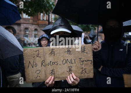 Manchester, Großbritannien. 29. September 2019. Mitglieder der chinesischen Gemeinschaft in der Stadt außerhalb der Tories Konferenz die Aufmerksamkeit auf ihre Solidarität für die chinesische Bevölkerung in Hongkong, die Unruhen gesehen hat. Manchester, Lancashire, UK. Quelle: Barbara Koch/Alamy leben Nachrichten Stockfoto