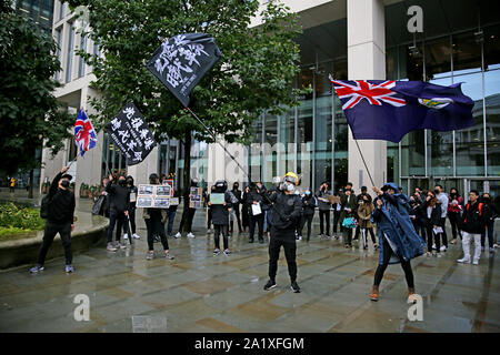 Manchester, Großbritannien. 29. September 2019. Mitglieder der chinesischen Gemeinschaft in der Stadt außerhalb der Tories Konferenz die Aufmerksamkeit auf ihre Solidarität für die chinesische Bevölkerung in Hongkong, die Unruhen gesehen hat. Manchester, Lancashire, UK. Quelle: Barbara Koch/Alamy leben Nachrichten Stockfoto