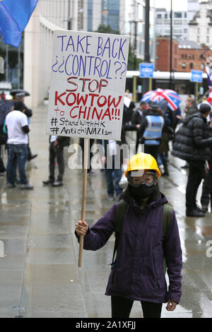 Manchester, Großbritannien. 29. September 2019. Mitglieder der chinesischen Gemeinschaft in der Stadt außerhalb der Tories Konferenz die Aufmerksamkeit auf ihre Solidarität für die chinesische Bevölkerung in Hongkong, die Unruhen gesehen hat. Manchester, Lancashire, UK. Quelle: Barbara Koch/Alamy leben Nachrichten Stockfoto