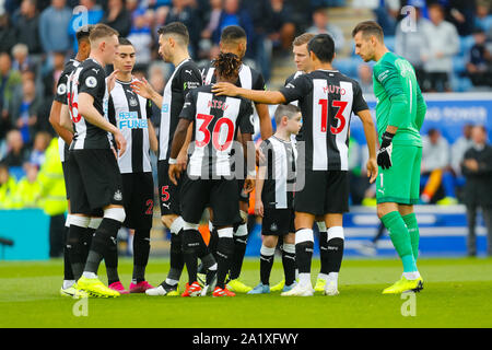 Leicester, Großbritannien. 29 Sep, 2019. 29. September 2019; King Power Stadion, Leicester, Midlands, England; Englische Premier League Fußball, Leicester City gegen Newcastle United; Newcastle United Spieler dargestellt vor dem Kick-off-streng Redaktionelle Verwendung nur. Keine Verwendung mit nicht autorisierten Audio-, Video-, Daten-, Spielpläne, Verein/liga Logos oder "live" Dienstleistungen. On-line-in-Match mit 120 Bildern beschränkt, kein Video-Emulation. Keine Verwendung in Wetten, Spiele oder einzelne Verein/Liga/player Publikationen Quelle: Aktion Plus Sport Bilder/Alamy leben Nachrichten Stockfoto