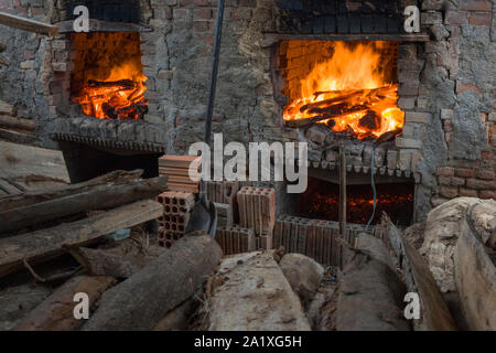 Backsteine Keramik Ofen in Betrieb Stockfoto