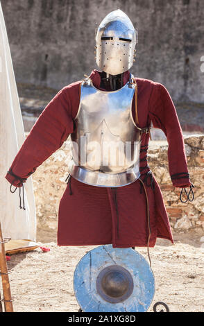 Mittelalterliche maurische Krieger Rüstung passen. Mittelalter defensive Reihen der muslimischen arrmy Stockfoto