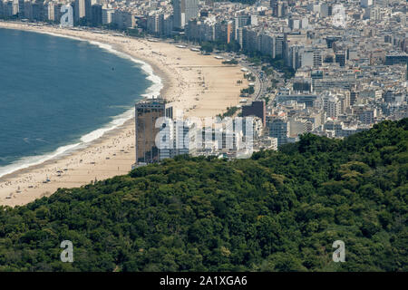 Blick auf Copacabana und den Atlantischen Regenwald im Vordergrund, Rio de Janeiro, Brasilien Stockfoto