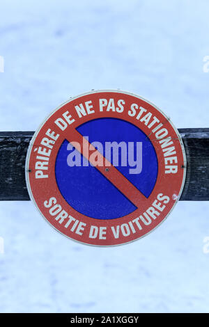 Prière de ne pas stationner. Sortieren von Voitures. Panneau de signalisation routière. Stockfoto