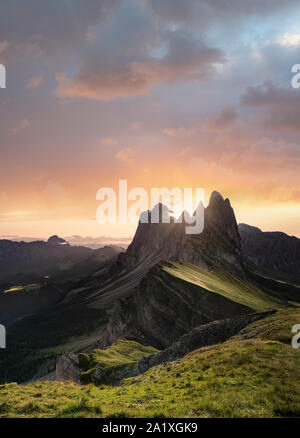 Schönsten Sonnenaufgang über robuste Seceda Berge der Dolomiten Stockfoto